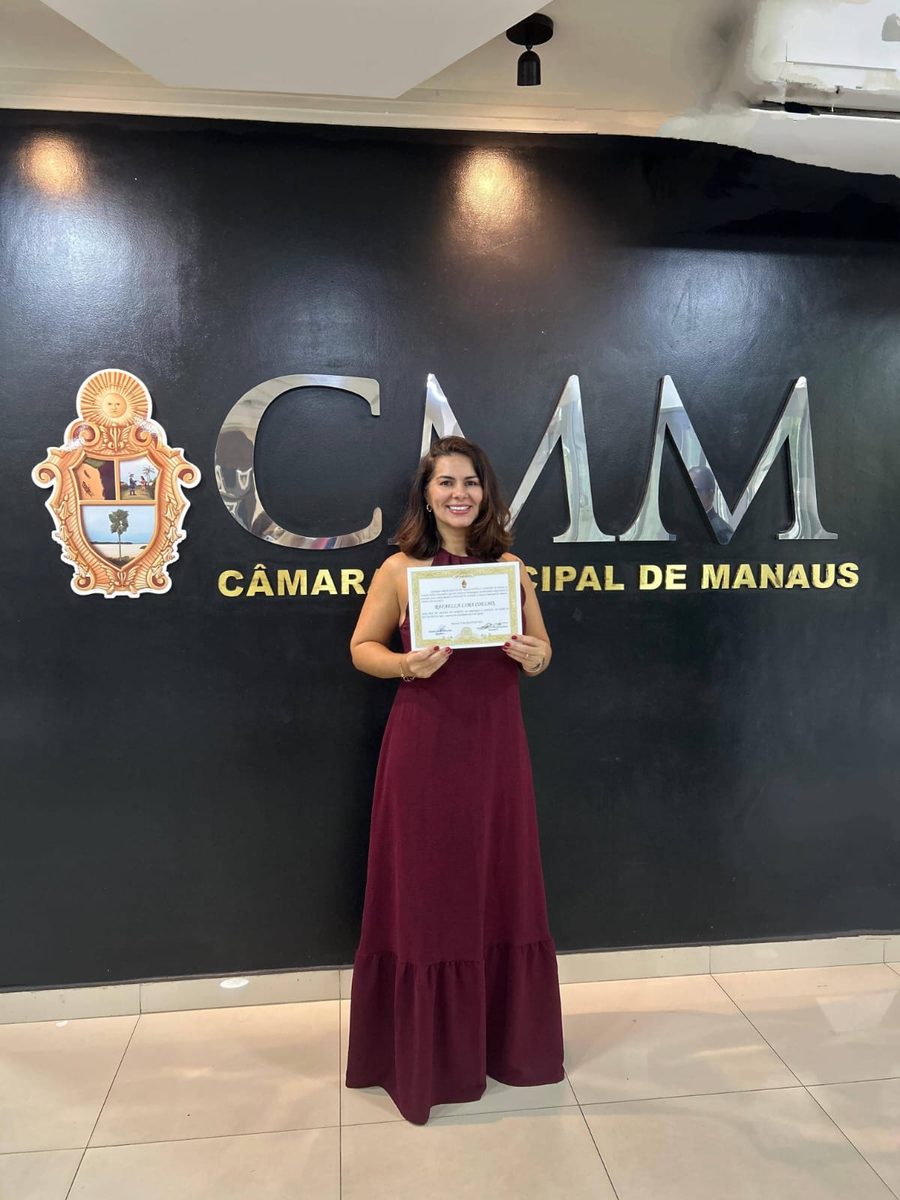 Dra. Rafaella Coellho recebendo honraria na Câmara Municipal de Manaus